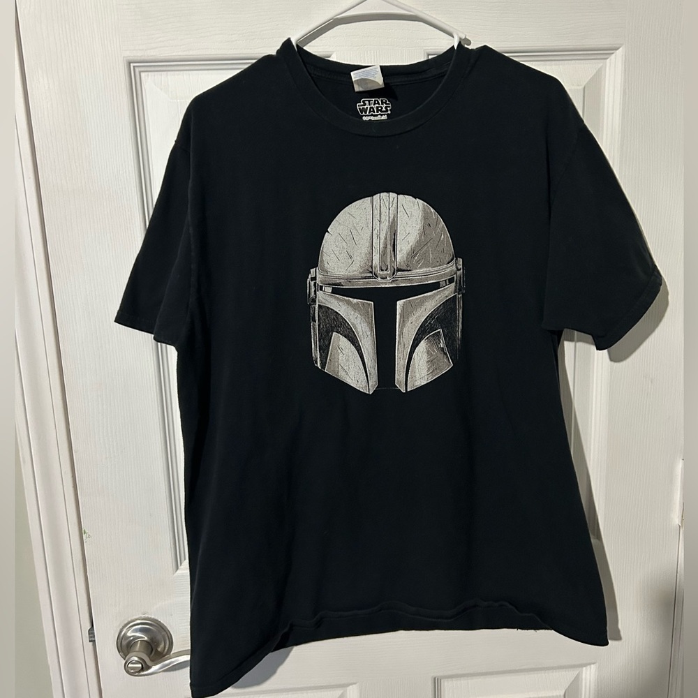 Star Wars The Mandalorian black t-shirt with gray/silver design Men’s size Large